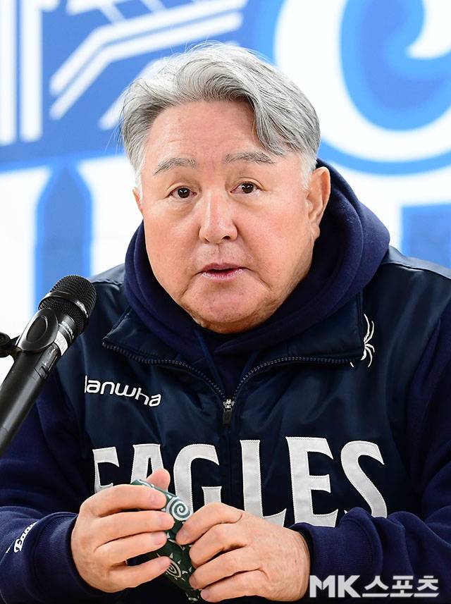 22일 오후 대구삼성라이온즈파크에서 ‘2025 신한 SOL Bank KBO 포스트시즌’ 한화 이글스와 삼성 라이온즈의 플레이오프(5전 3선승제) 4차전이 열린다. 경기 전 한화 김경문 감독이 취재진들과 인터뷰를 갖고 있다. 사진(대구)=김영구 기자