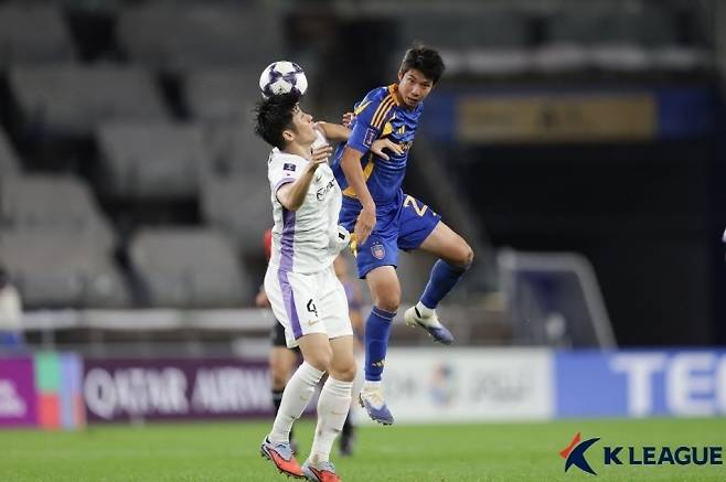 김민혁(사진 오른쪽). 사진=한국프로축구연맹