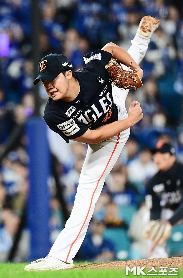 22일 오후 대구삼성라이온즈파크에서 ‘2025 신한 SOL Bank KBO 포스트시즌’ 한화 이글스와 삼성 라이온즈의 플레이오프(5전 3선승제) 4차전이 열렸다. 한화 선발 정우주가 역투하고 있다. 사진(대구)=김영구 기자