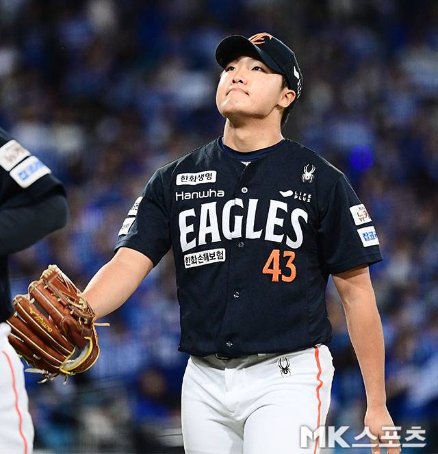 22일 오후 대구삼성라이온즈파크에서 ‘2025 신한 SOL Bank KBO 포스트시즌’ 한화 이글스와 삼성 라이온즈의 플레이오프(5전 3선승제) 4차전이 열렸다. 1회말 2사 1루에서 한화 정우주가 삼성 디아즈를 삼진처리한 후 더그아웃으로 향하고 있다. 사진(대구)=김영구 기자