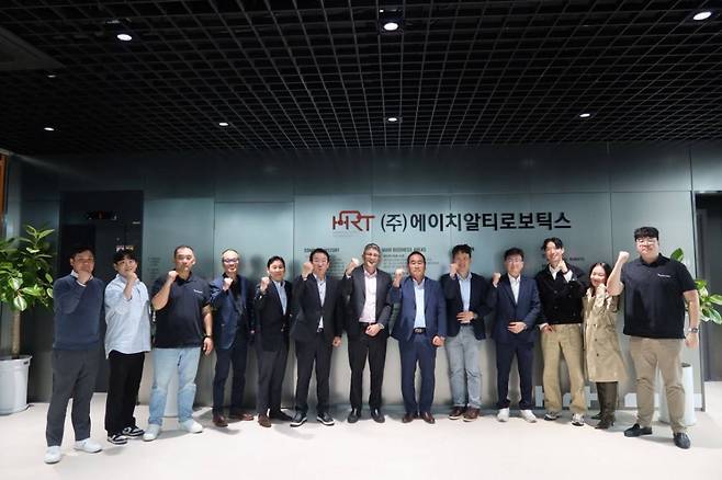 (왼쪽에서 5번째부터) 오종민 와이투솔루션 부사장, 강석환 와이투솔루션 대표이사, 장피에르 테라다인로보틱스 CEO, 김만구 HRT 대표이사, 이내형 테라다인로보틱스코리아 대표/사진제공=와이투솔루션