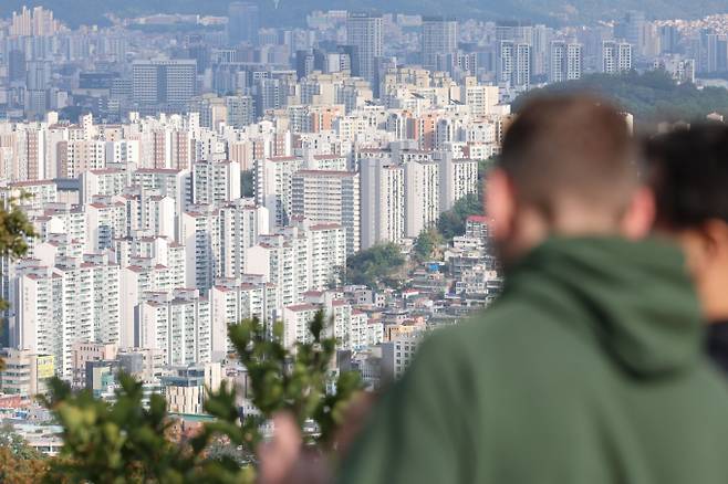 지난달 강원 강릉시의 매매 건수가 33.2% 감소했다. 정부의 세컨드홈 세제 혜택 발표에도 이 같은 감소 현상은 두드러진다. 사진은 남산에서 바라본 서울 시내 모습. /사진=뉴시스