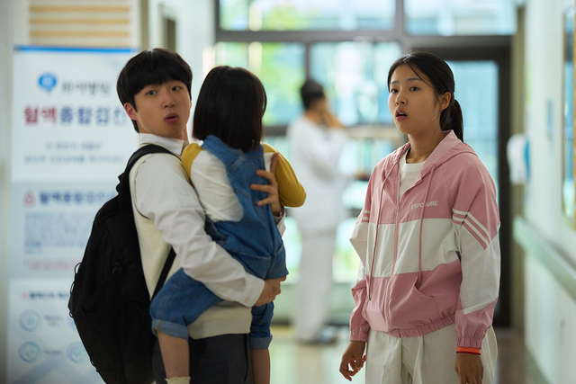 윤가은 감독의 신작 ‘세계의 주인’에서 신인배우 서수빈(오른쪽)이 주인공 이주인을 연기했다. 바른손이앤에이 제공