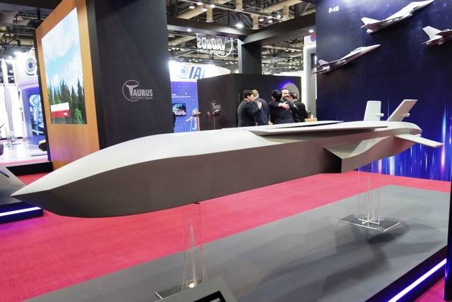 독일 타우러스 시스템스가 서울 아덱스 2025가 열리고 있는 경기 일산 킨텍스 부스에 세계 최초로 신무기인 중형 타우러스급 차세대 장거리공대지미사일 ‘카솜’ 프로토타입을 공개하고 있다. 타우러스 시스템스 제공