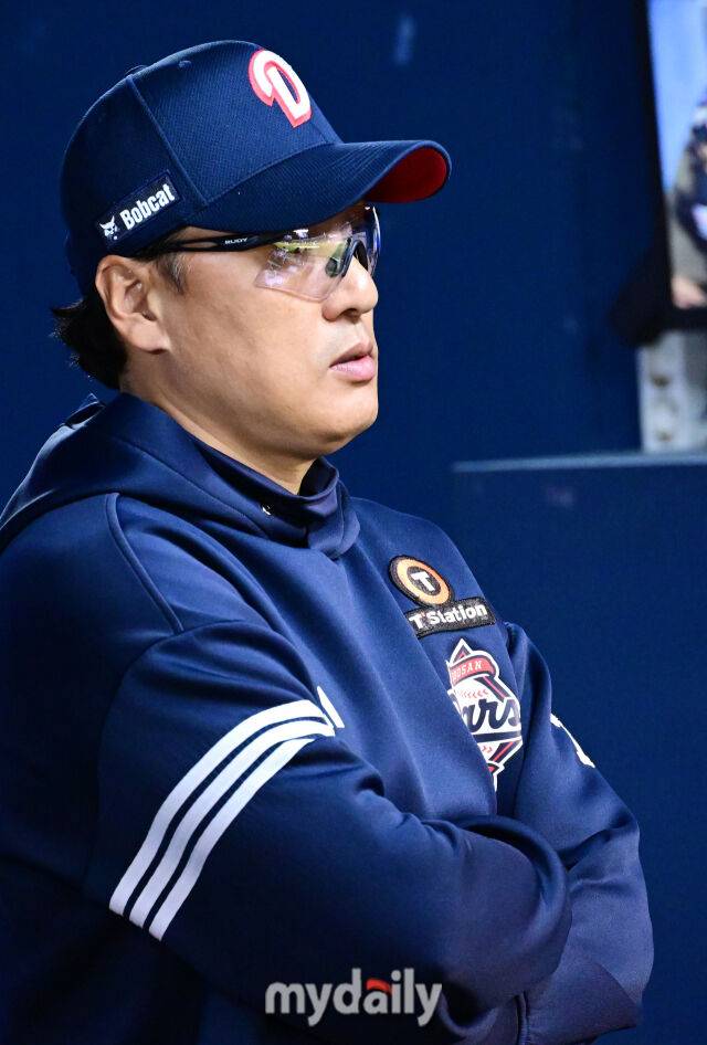 30일 오후 서울 잠실구장에서 진행된 '2025 신한 SOL뱅크 KBO 리그' KT-두산의 경기. 두산 이승엽 감독이 경기를 지켜보고 있다./마이데일리