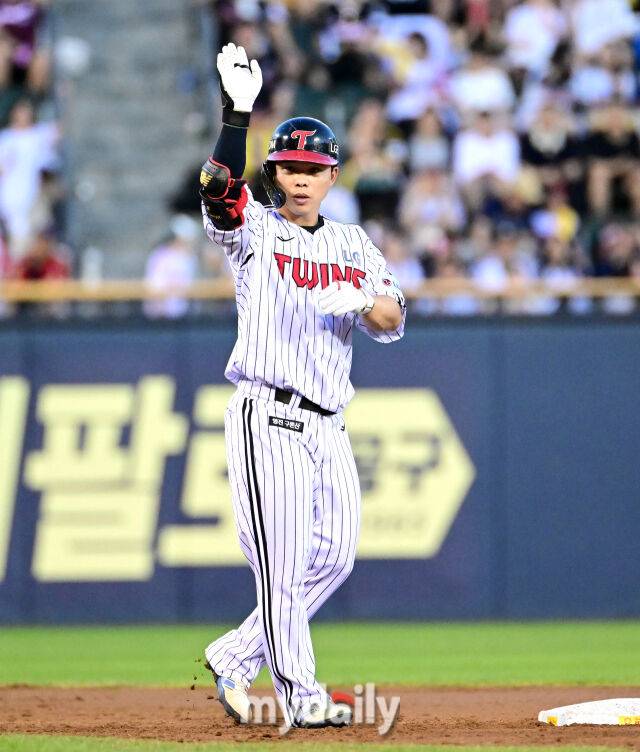 2025년 8월 30일 오후 서울 잠실구장에서 열린 '2025 신한 SOL뱅크 KBO 리그' 키움 히어로즈와 LG 트윈스의 경기LG 문성주가 3회말 무사 1루서 2루타를 친 뒤 기뻐하고 있다./마이데일리
