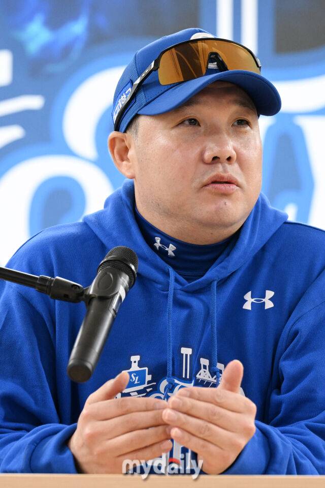 22일 대구 삼성라이온즈파크에서 열린 '2025 신한 SOL BANK KBO 포스트 시즌' 삼성 라이온즈와 한화 이글스 플레오이프(PO) 4차전 경기. 삼성 박진만 감독이 경기 전 인터뷰에 참해 질문에 답하고 있다./대구=한혁승 기자