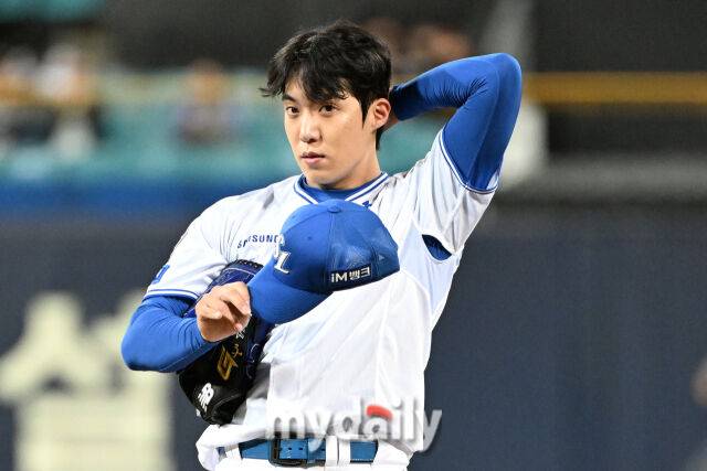 22일 대구 삼성라이온즈파크에서 열린 '2025 신한 SOL BANK KBO 포스트 시즌' 삼성 라이온즈와 한화 이글스 플레이오프(PO) 4차전 경기. 삼성 선발 원태인이 투구 준비를 하고 있다./대구=한혁승 기자