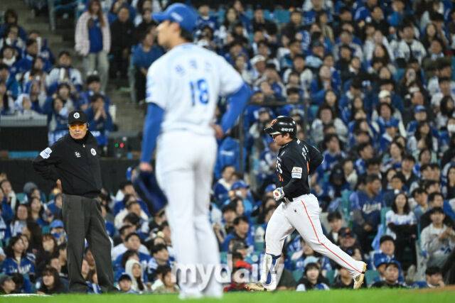 22일 대구 삼성라이온즈파크에서 열린 '2025 신한 SOL BANK KBO 포스트 시즌' 삼성 라이온즈와 한화 이글스 플레이오프(PO) 4차전 경기. 한화 문현빈이 5회초 2사 2-3루에 삼성 선발 원태인에게 쓰리런을 치며 주루하고 있다./대구=한혁승 기자