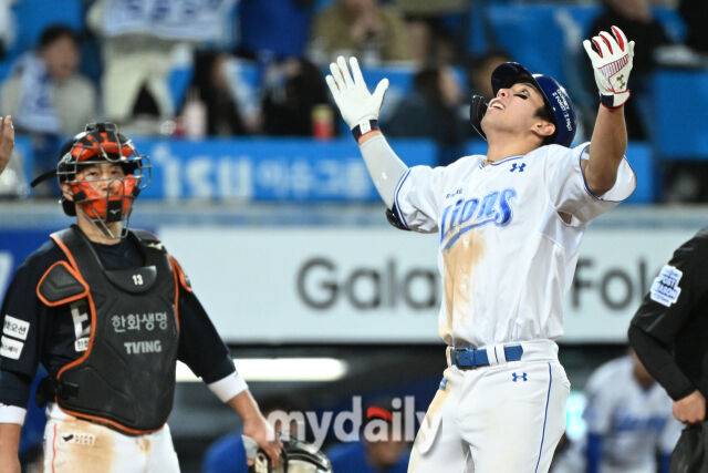 22일 대구 삼성라이온즈파크에서 열린 '2025 신한 SOL BANK KBO 포스트 시즌' 삼성 라이온즈와 한화 이글스 플레이오프(PO) 4차전 경기. 삼성 김영웅이 6회말 1사 1-3루에 3점 홈런을 친 후 기뻐하고 있다./대구=한혁승 기자