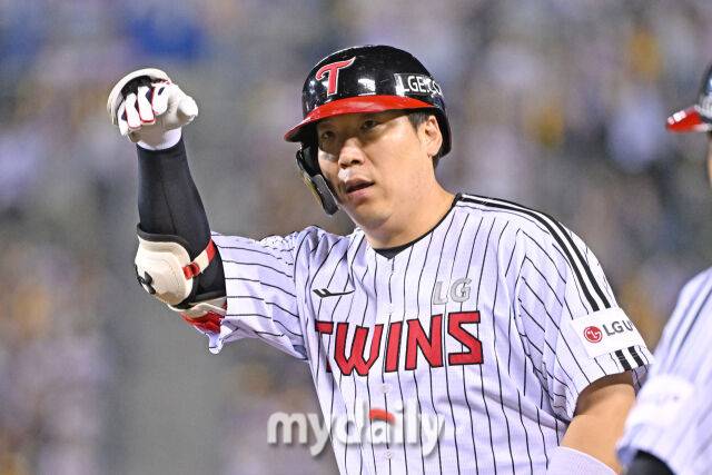 30일 서울 잠실야구장에서 열린 '2025 신한 SOL BANK KBO리그' 두산 베어스와 LG 트윈스 경기.LG 김현수가 2회말 2사에 안타를 친 후 기뻐하고 있다./마이데일리