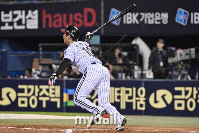 1일 서울 잠실야구장에서 열린 '2025 신한 SOL BANK KBO리그' NC 다이노스와 LG 트윈스 경기.LG 오지환이 2회말 첫 타자로 나와 파울 홈런을 치고 있다./마이데일리