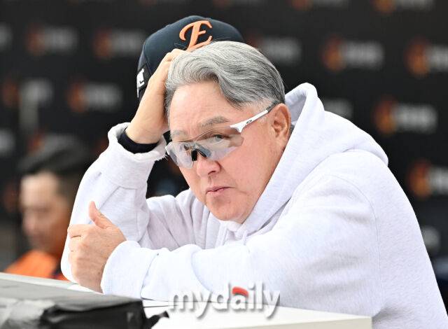 19일 오후 대전광역시 중구 대전한화생명볼파크에서 진행된 '2025 프로야구 KBO리그 포스트시즌' 플레이오프(PO) 2차전 한화이글스와 삼성라이온즈의 경기. 한화 김경문 감독이 선수들을 지켜보고 있다./대구 = 한혁승 기자