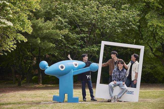 KAIST 학생들과 학교 마스코트 넙죽이.[KAIST 제공]