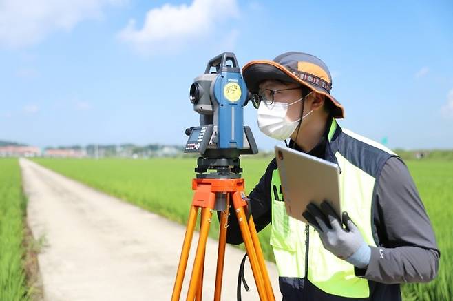 자체 핵심 측량기술인 ‘모바일 랜디고’ 장비를 시연하는 LX직원 자료사진 [LX공사]