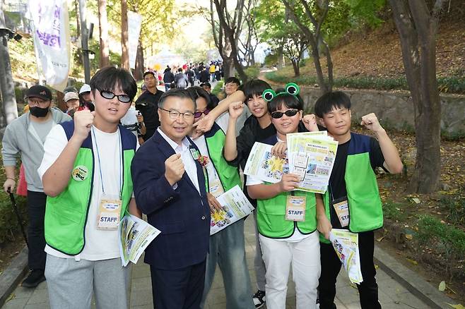 류경기 중랑구청장과 청소년들