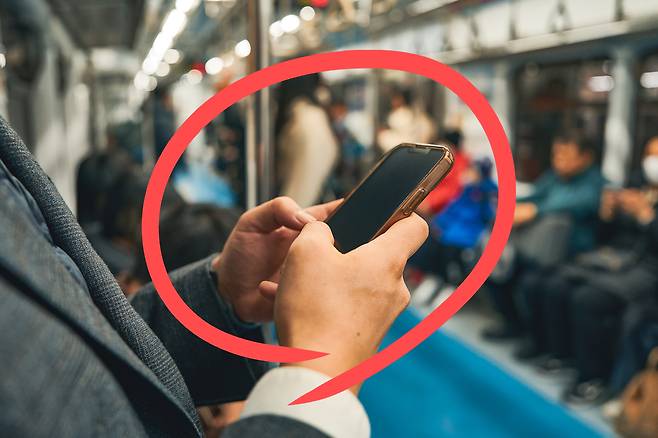 지하철에서 스마트폰을 사용하고 있다.[게티이미지뱅크]