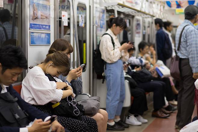 지하철에서 스마트폰을 사용하고 있는 시민들.[123rf]