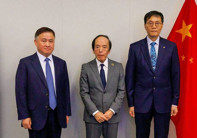 [서울=뉴시스] 판궁성(왼쪽부터) 중국인민은행 총재, 우에다 카즈오 일본은행 총재, 이창용 한국은행 총재가 15일 미국 워싱턴 D.C.에서 열린 제14차 한중일 중앙은행총재 회의에서 기념촬영 하고 있다. (사진=한국은행 제공) 2025.10.22. photo@newsis.com *재판매 및 DB 금지