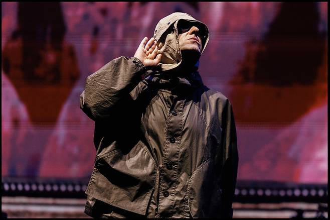 [고양=뉴시스] 전설적인 브릿팝 밴드 '오아시스(Oasis)' 리암 갤러거가 21일 오후 경기 고양 고양종합운동장에서 '오아시스 라이브(Oasis Live)'25'를 펼치고 있다. (사진 = Joshua Halling 제공) 2025.10.22. photo@newsis.com *재판매 및 DB 금지
