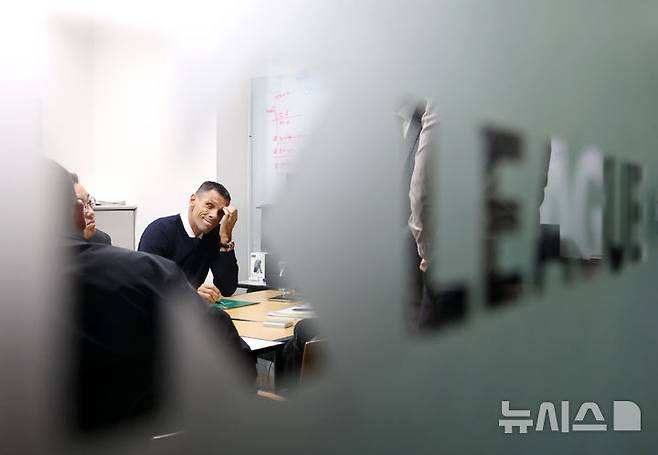 [서울=뉴시스] 조성우 기자 = 사회관계망서비스(SNS)를 통해 심판 판정에 불만을 제기해 한국프로축구연맹 상벌위원회에 넘겨진 거스 포옛 전북 현대 감독이 21일 오후 서울 종로구 축구회관에서 열린 상벌위원회에 출석하기 위해 대기하고 있다.포옛 감독은 지난 3일 제주월드컵경기장에서 열린 제주 SK와 전북의 리그 경기 이후 자신의 SNS에 심판 판정에 대한 불만을 토로했다. 2025.10.21. xconfind@newsis.com