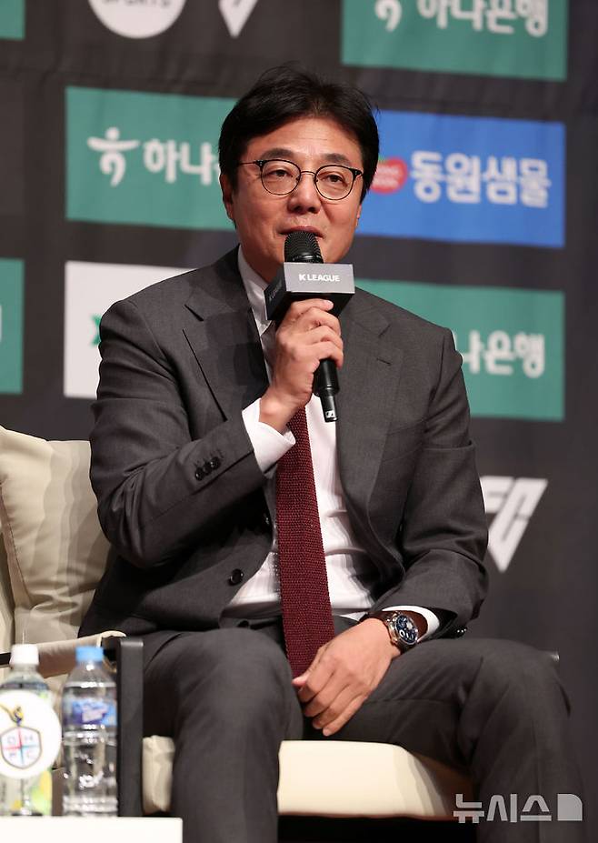 [서울=뉴시스] 김선웅 기자 = 대전하나시티즌 황선홍 감독이 22일 서울 마포구 누리꿈스퀘어에서 열린 하나은행 K리그1 2025 파이널라운드 미디어데이에서 인사말을 하고 있다. 2025.10.22. mangusta@newsis.com