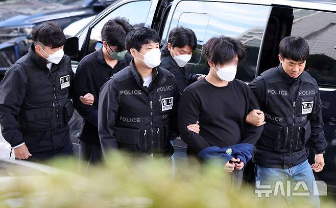 [의정부=뉴시스] 이영환 기자 = 전기통신사업법 위반 등의 혐의를 받고 있는 캄보디아 송환 피의자가 21일 오전 경기 의정부시 의정부지방법원에서 열린 구속 전 피의자심문(영장실질심사)에 출석하고 있다.경기북부경찰청은 캄보디아에서 송환된 피의자 15명 중 11명에 대해 구속 영장을 신청했으며 이들은 올해 3~4월 캄보디아 범죄단지에서 로맨스 스캠 범죄에 가담한 혐의를 받는다. 11명 중 10명은 이날 의정부지법에서 오전과 오후로 나눠 구속 전 피의자심문(영장실질심사)을 받을 예정이다. 2025.10.21. 20hwan@newsis.com