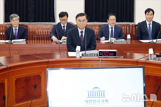 [서울=뉴시스] 국회사진기자단 = 이종석 국가정보원장이 22일 오전 서울 여의도 국회에서 열린 국회 정보위원회 전체회의에 출석하고 있다.2025.10.22. photo@newsis.com