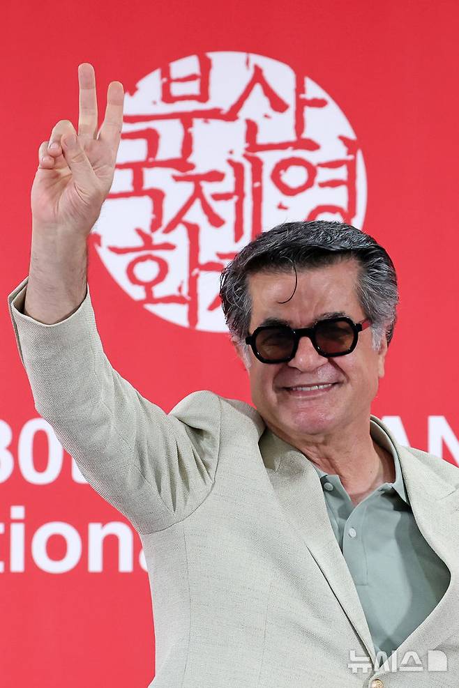 [부산=뉴시스] 박진희 기자 = 자파르 파나히(Jafar Panahi) 감독이 18일 부산 해운대구 영화의전당 비프힐에서 제30회 부산국제영화제 '올해의 아시아영화인상' 수상자 기자회견을 하고 있다. 이날 기자회견에서는 감독의 영화 '그저 사고였를 뿐' 갈라 프레젠테이션도 있었다. 2025.09.18. pak7130@newsis.com
