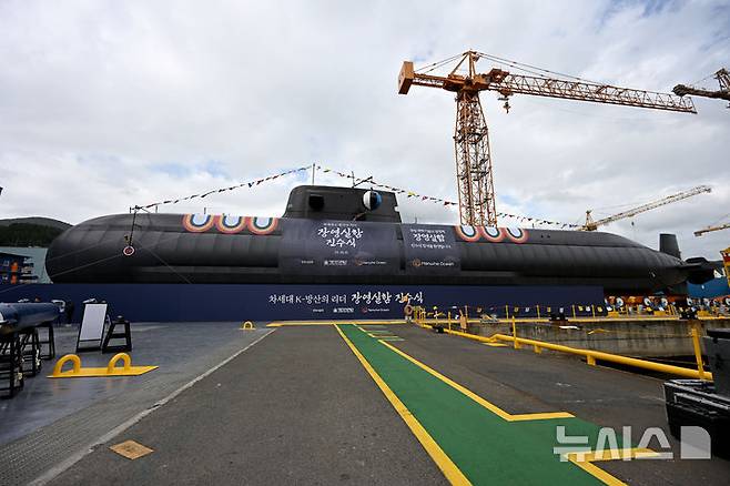 [거제=뉴시스] 차용현 기자 =22일 오후 경남 거제시 한화오션에서 장보고-Ⅲ Batch-Ⅱ 1번함인 ‘장영실함’(3600t급)의 진수식이 거행되고 있다. 2025.10.22. con@newsis.com