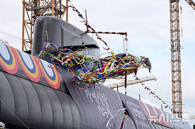 [거제=뉴시스] 차용현 기자 =22일 오후 경남 거제시 한화오션에서 장보고-Ⅲ Batch-Ⅱ 1번함인 ‘장영실함’(3600t급)의 진수식이 거행되고 있다. 2025.10.22. con@newsis.com