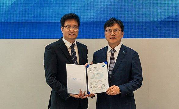 [부산=뉴시스] KR(한국선급)은 HD현대그룹 자회사인 아비커스(Avikus)가 개발한 항해보조시스템 '하이나스 SVM'(HiNAS SVM)에 대해 세계 최초로 형식승인을 수여했다고 22일 밝혔다. (사진=KR 제공) 2025.10.22. photo@newsis.com *재판매 및 DB 금지