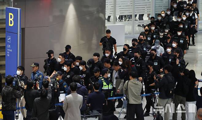 [인천공항=뉴시스] 최진석 = 캄보디아 당국의 범죄단지 단속으로 적발돼 구금됐던 한국인들이 18일 오전 인천국제공항 2터미널을 통해 송환되고 있다. (공동취재) 2025.10.18. photo@newsis.com