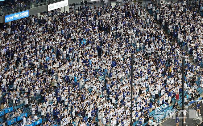 [대구=뉴시스] 이무열 기자 = 한국프로야구가 단일 시즌 최다 관중 신기록을 작성했다. 대구에는 2만4000명 만원 관중이 들어차며 삼성은 시즌 47번째 홈 경기 매진을 기록했다. 인천에는 2만1529명이, 창원에는 6590명의 관객이 찾았다.이에 이날 경기 전까지 1084만9054명을 기록했던 올 시즌 총관객 수는 지난해 1088만7705명을 뛰어 넘는 1090만1173명을 달성했다. 사진은 이날 대구 수성구 삼성라이온즈파크에서 열린 KBO 리그 키움 히어로즈와 삼성 라이온즈의 경기에서 관중들이 열띤 응원을 하고 있다. 2025.09.05. lmy@newsis.com