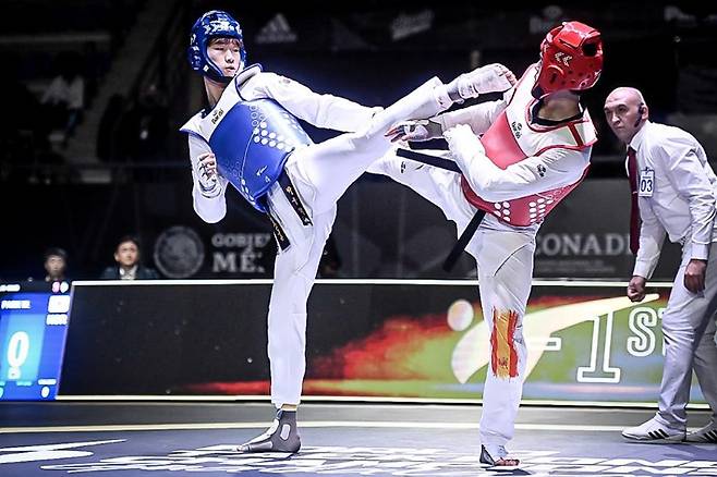 한국 태권도 중량급 기대주 박우혁(22·한국체대)이 지난 2022년 11월 15일(한국시간) 멕시코 과달라하라의 센트로 아쿠아티코에서 열린 2022 세계태권도연맹(WT) 세계선수권대회 첫날 남자 80㎏급 결승에서 욘 신타도 아르테체(스페인)를 라운드 점수 2-0(2-0 8-4)으로 꺾고 금메달을 목에 걸었다. 사진은 박주혁(사진 왼쪽)의 남자 80㎏급 결승 결기 장면. 세계태권도연맹 제공.