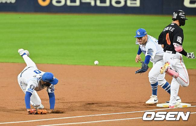 [OSEN=대구, 이석우 기자] 21일 대구 삼성라이온즈파크에서 2025 신한 SOL뱅크 KBO 플레이오프 삼성 라이온즈와 한화 이글스의 3차전 경기가 열렸다. 홈팀 삼성은 후라도가, 방문팀 한화는 류현진이 선발 투수로 출전했다.삼성 라이온즈 디아즈가 1회초 1사 한화 이글스 리베라토의 1루 땅볼을 놓치고 있다. 2025.10.21 / foto0307@osen.co.kr