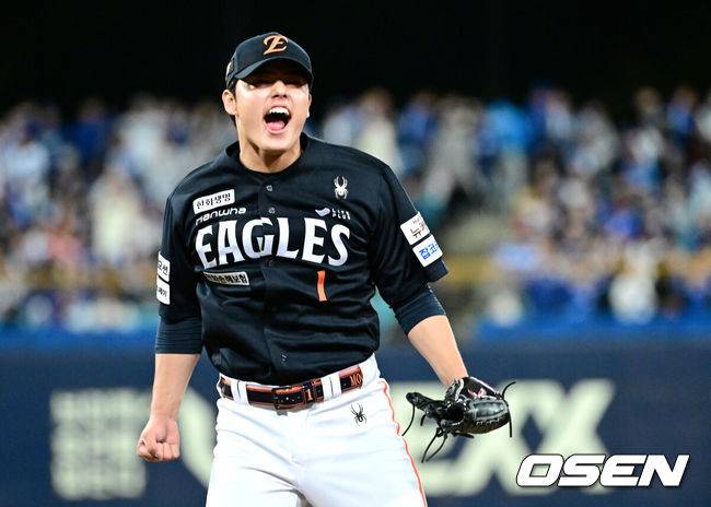 [OSEN=대구, 최규한 기자] 21일 대구 삼성라이온즈파크에서 ‘2025 신한 SOL Bank KBO리그’ 포스트시즌 플레이오프 3차전 삼성 라이온즈와 한화 이글스의 경기가 열렸다.이날 경기는 한화가 접전 끝에 5-4로 승리하며 한국시리즈 진출까지 1승을 남겼다. 경기를 마치고 승리한 한화 문동주가 기뻐하고 있다. 2025.10.21 / dreamer@osen.co.kr