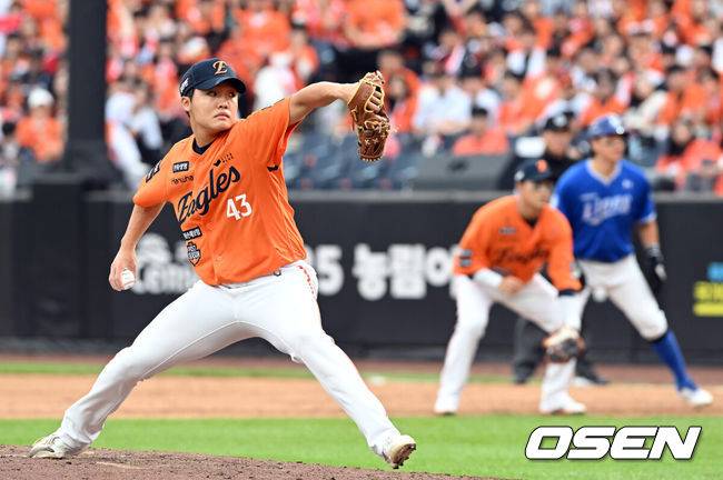 [OSEN=대전, 손용호 기자] 19일 오후 대전 한화생명볼파크에서 2025 신한 SOL Bank KBO리그 포스트시즌 플레이오프 2차전 한화 이글스와 삼성 라이온즈의 경기가 열렸다.한화는 라이언 와이스, 삼성은 최원태를 선발 투수로 내세웠다.5회초 마운드에 오른 정우주가 힘차게 공을 뿌리고 있다. 2025.10.19 /spjj@osen.co.kr