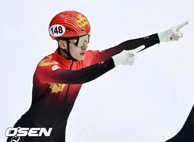 [OSEN=민경훈 기자] 11일 서울 목동 아이스링크에서 '2023 KB금융 국제빙상경기연맹(ISU) 쇼트트랙 세계선수권대회' 본선 경기가 진행됐다.남자 계주 5000m 준결승전에서 린샤오쥔(한국명 임효준)이 조 2위로 결승점을 통과하며 세리머니를 하고 있다. 2023.03.11 / rumi@osen.co.kr