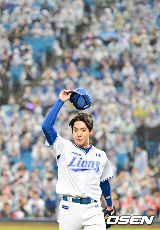 [OSEN=대구, 박준형 기자] 13일 대구 삼성라이온즈파크에서 ‘2025 신한 SOL뱅크 KBO리그’ 준플레이오프(5전 3선승제) 3차전 삼성 라이온즈와 SSG 랜더스의 경기가 열렸다삼성은 원태인, 방문팀 SSG은 드류 앤더슨을 선발로 내세웠다.7회초 삼성 선발투수 원태인이 교체되며 팬들에게 인사를 하고 있다.   2025.10.13 / soul1014@osen.co.kr