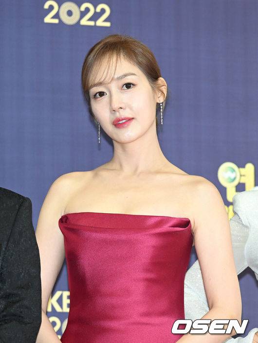 [OSEN=조은정 기자]24일 오후 서울 영등포구 KBS홀에서 2022 KBS 연예대상이 열렸다.배우 성유리가 포즈를 취하고 있다. 2022.12.24 /cej@osen.co.kr
