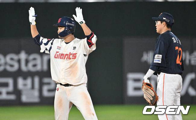 [OSEN=부산, 이석우 기자] 10일 부산 사직야구장에서 2025 신한 SOL 뱅크 KBO 리그 롯데 자이언츠와 한화 이글스의 경기가 열렸다. 홈팀 롯데는 감보아가, 방문팀 한화는 류현진이 선발 출전했다.롯데 자이언츠 손호영이 5회말 중견수 뒤 2루타를 치고 세리머니를 하고 있다. 2025.09.10 / foto0307@osen.co.kr