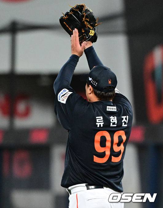 [OSEN=대구, 조은정 기자]21일 대구 삼성라이온즈파크에서 2025 신한 SOL Bank KBO리그 포스트시즌 플레이오프 3차전 삼성 라이온즈와 한화 이글스의 경기가 열렸다.홈팀 삼성은 후라도, 방문팀 한화는 류현진을 선발로 내세웠다.3회말 무사 1루 한화 우익수 최인호가 삼성 류지혁의 외야 플라이에 좋은 수비를 선보이자 한화 투수 류현진이 고마움을 표하고 있다. 2025.10.21 /cej@osen.co.kr
