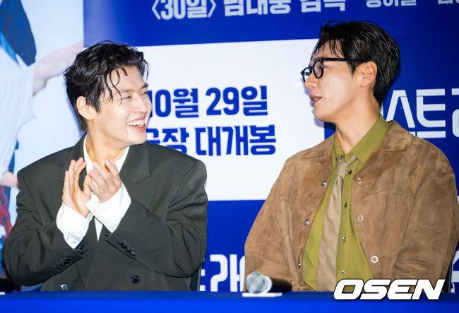 [OSEN=민경훈 기자] 22일 서울 CGV 용산아이파크몰에서 영화 '퍼스트 라이드' 언론시사회 열렸다.'퍼스트 라이드'는 끝을 보는 놈 태정(강하늘), 해맑은 놈 도진(김영광), 잘생긴 놈 연민(차은우), 눈 뜨고 자는 놈 금복(강영석), 사랑스러운 놈 옥심(한선화)까지 뭉치면 더 웃긴 24년 지기 친구들이 첫 해외여행을 떠나는 대환장 코미디 영화.&nbsp;배우 강하늘과 김영광이 기자간담회에서 얘기를 나누고 있다. 2025.10.22 /rumi@osen.co.kr