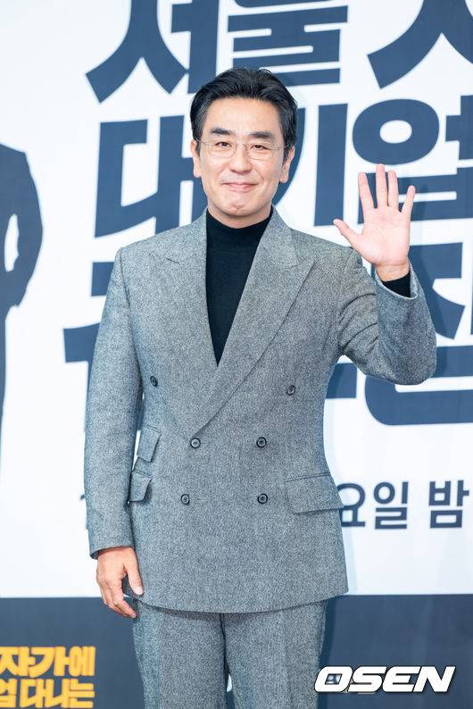 [OSEN=박준형 기자] 22일 오후 서울 구로구 신도림동 더링크호텔 서울 링크홀에서 JTBC 새 토일드라마 '서울 자가에 대기업 다니는 김 부장 이야기'(이하 ‘김 부장 이야기’)(연출 조현탁, 극본 김홍기, 윤혜성) 제작발표회가 진행됐다.‘김 부장 이야기’는 자신이 가치 있다고 생각한 모든 것을 한순간에 잃어버린 한 중년 남성이 긴 여정 끝에 마침내 대기업 부장이 아닌 진정한 본인의 모습을 발견하게 되는 이야기를 그리는 드라마로&nbsp;류승룡, 명세빈,&nbsp;차강윤,&nbsp;정은채,&nbsp;허남준&nbsp;등이 출연한다.배우 류승룡이 포즈를 취하고 있다. 2025.10.22 / soul1014@osen.co.kr