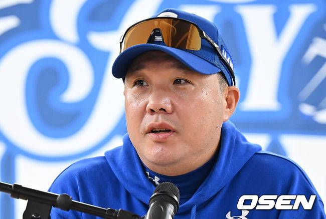 [OSEN=대구, 이석우 기자] 22일 대구 삼성라이온즈파크에서 2025 신한 SOL뱅크 KBO 플레이오프 삼성 라이온즈와 한화 이글스의 4차전 경기가 열린다. 홈팀 삼성은 원태인이, 방문팀 한화는 정우주가 선발 투수로 출전한다.삼성 라이온즈 박진만 감독이 기자회견을 하고 있다. 2025.10.22 / foto0307@osen.co.kr