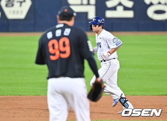 [OSEN=대구, 이석우 기자] 21일 대구 삼성라이온즈파크에서 2025 신한 SOL뱅크 KBO 플레이오프 삼성 라이온즈와 한화 이글스의 3차전 경기가 열렸다. 홈팀 삼성은 후라도가, 방문팀 한화는 류현진이 선발 투수로 출전했다.삼성 라이온즈 김영웅이 4회말 1사 1,2루 우월 역전 3점 홈런을 치고 그라운드를 돌고 있다. 2025.10.21 / foto0307@osen.co.kr