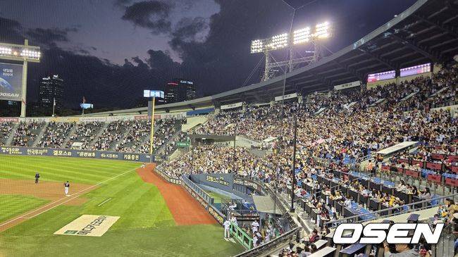[OSEN=잠실, 한용섭 기자]&nbsp;22일 LG 트윈스 청백전이 열린 잠실구장은 매진 됐다.