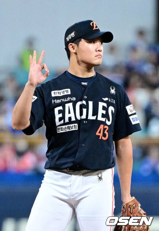 [OSEN=대구, 최규한 기자] 22일 대구 삼성라이온즈파크에서 ‘2025 신한 SOL Bank KBO리그’ 포스트시즌 플레이오프 4차전 삼성 라이온즈와 한화 이글스의 경기가 열렸다.삼성은 원태인, 한화는 정우주를 선발로 내세웠다.1회말 한화 선발 정우주가 투구를 준비하며 사인을 보내고 있다. 2025.10.22 / dreamer@osen.co.kr