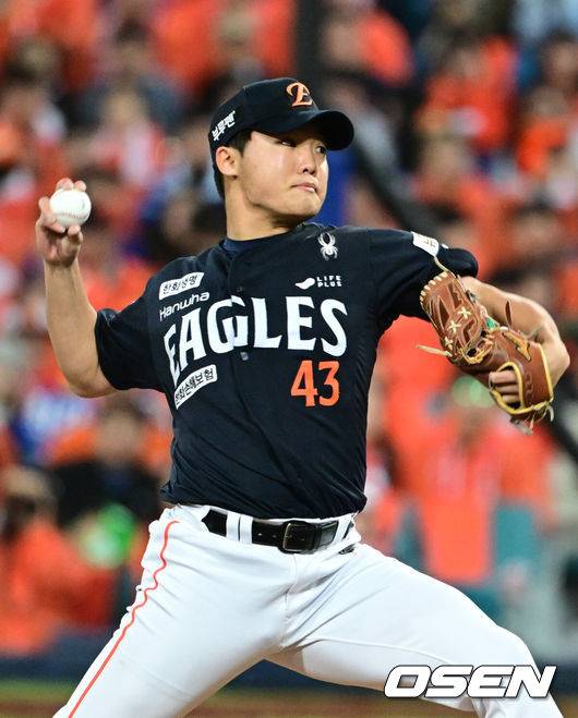 [OSEN=대구, 조은정 기자]22일 대구 삼성라이온즈파크에서 2025 신한 SOL Bank KBO리그 포스트시즌 플레이오프 4차전 삼성 라이온즈와 한화 이글스의 경기가 열렸다.홈팀 삼성은 원태인, 방문팀 한화는 정우주를 선발로 내세웠다.1회말 한화 정우주가 역투하고 있다. 2025.10.22 /cej@osen.co.kr